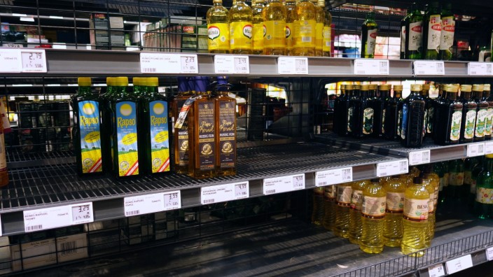 15.03.2022 Dortmund Vor leeren Regalen stehen die Verbraucher jetzt oft , wenn sie nach Sonneneblumenöl oder preiswerte