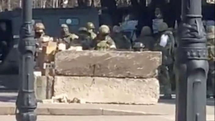 Nach Russlands Angriff: Auf einem Videostandbild ist zu sehen, wie russische Soldaten am 13. März in Cherson aus der Ferne eine Demonstration von Einwohnern beobachten.