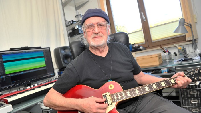 Musik: Bluesrocker Ron Evans in seinem kleinen Heimstudio in Percha.