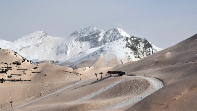 Saharastaub: Der Schnee im französischen Skiort Piau-Engaly ist nicht mehr weiß, sondern braun.