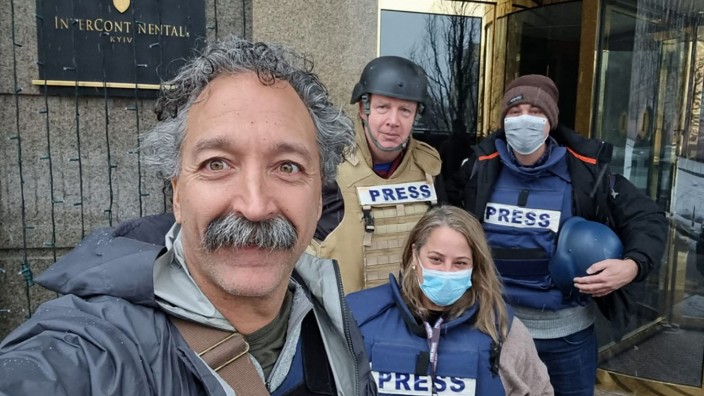 Getötete Journalisten in der Ukraine: Fox-News-Kameramann Pierre Zakrzewski (links) wurde zusammen mit seiner Kollegin Oleksandra Kuvshynova (nicht auf dem Foto) nahe Kiew getötet, wie der Sender am 15. März bekannt gab.