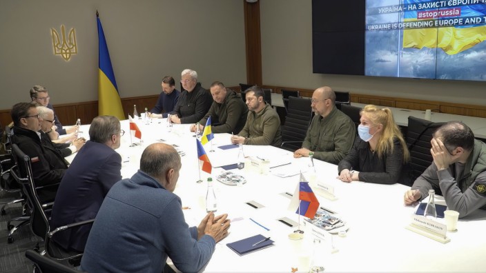 Ukraine: Kiew am Mittwoch: Wolodimir Selenskij im Gespräch mit seinen Besuchern aus Polen, Slowenien und Tschechien.