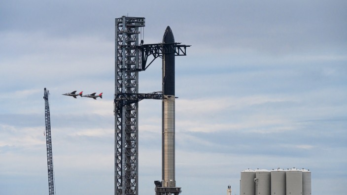 Space-X-Rakete: 120 Meter hoch, 33 Triebwerke: Das "Starship" auf dem Booster "Super Heavy".