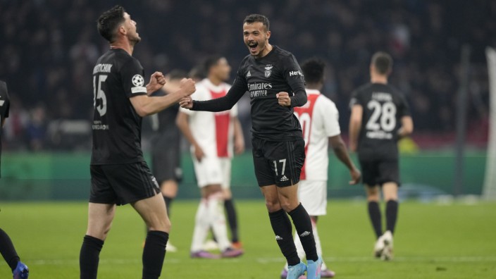 Champions League: Überraschung in Amsterdam: Diogo Goncalves und Roman Jaremtschuk (links) feiern Benficas 1:0-Sieg.
