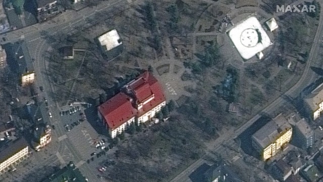 Theater in Mariupol: Ein Ausschnitt des Satellitenbilds, das die Kirche und den Park vor dem Angriff zeigt.