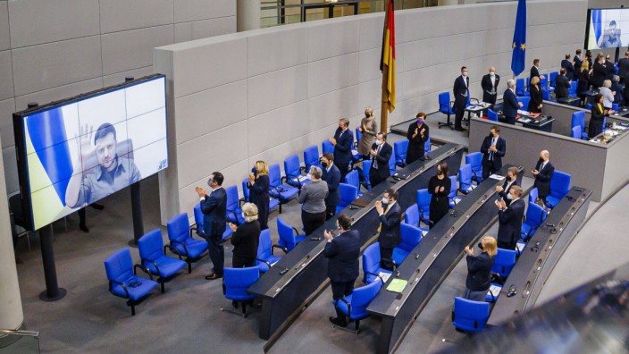 Selenskij-Rede im Bundestag: Der Präsident der Ukriane, Wolodimir Selenskij, auf den Bildschirmen im Bundestag: "Geben Sie Deutschland die Führungsrolle, die Deutschland verdient."
