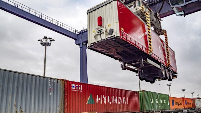 Nürnberg: Am Nürnberger Hafen wurden im vergangenen Jahr mehr Güter umgeschlagen als im Jahr zuvor. Verladen wird auf Schiffe, aber auch auf Züge und Lastwagen.