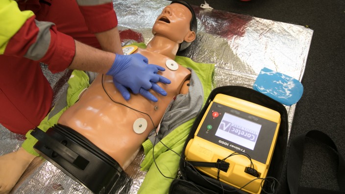 Gesundheit: In Erste-Hilfe-Kursen kann man an einer Puppe lernen, mit dem Defibrillator umzugehen.