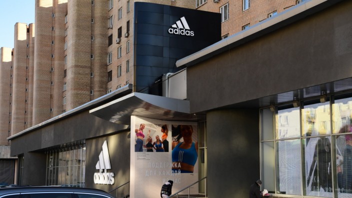 Recht: Viele Firmen stellen den Betrieb ihrer Geschäfte in Russland vorerst ein, so auch Adidas.