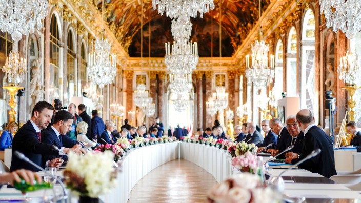 Krieg der Bilder: Die bisher prächtigste Inszenierung im Krieg der Bilder: das Treffen der Staats- und Regierungschefs der EU im Schloss von Versailles. Die Botschaft an Putin war klar: Wir haben den viel größeren Tisch.