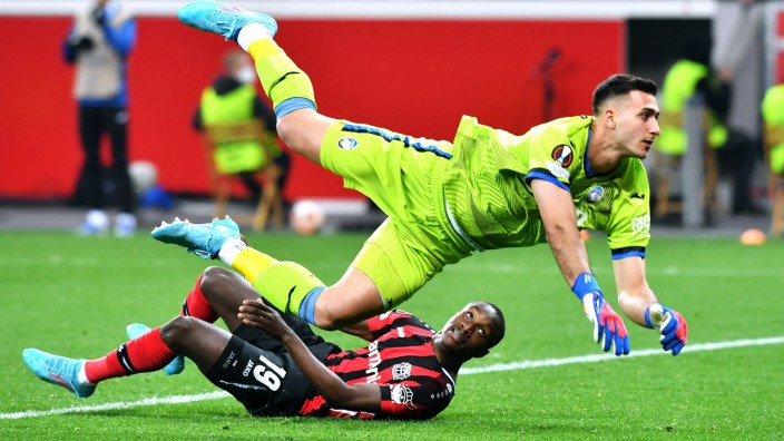 Europa League: Nicht vom Glück verfolgt: Der Leverkusener Moussa Diaby (unten) konnte Bergamos Keeper diesmal nicht überwinden.