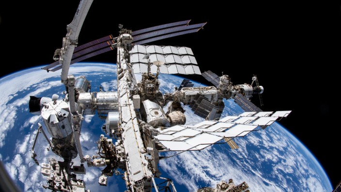 Raumfahrt: Blick auf die ISS - und die Erde: Von oben aus betrachtet alles so friedlich.