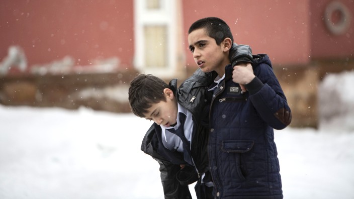 Kino: In Ferit Karahans Film "Brother's Keeper" versucht ein Junge in einem eingeschneiten Dorf, seinem schwer erkrankten Freund zu helfen.
