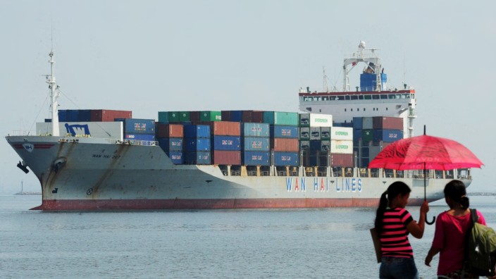 Welthandel: Ein Containerschiff auf dem Weg in den Hafen von Manila. Nicht nur dort hat die Corona-Pandemie viele Seeleute hart getroffen.