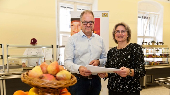 Ernährung bei der Arbeit: Silvia Hilger vom Landwirtschaftsamt Ebersberg coacht Kantinenbetreiber, unter anderem auch Bernd Lange - Besuch in der Kantine des Justizpalasts München.