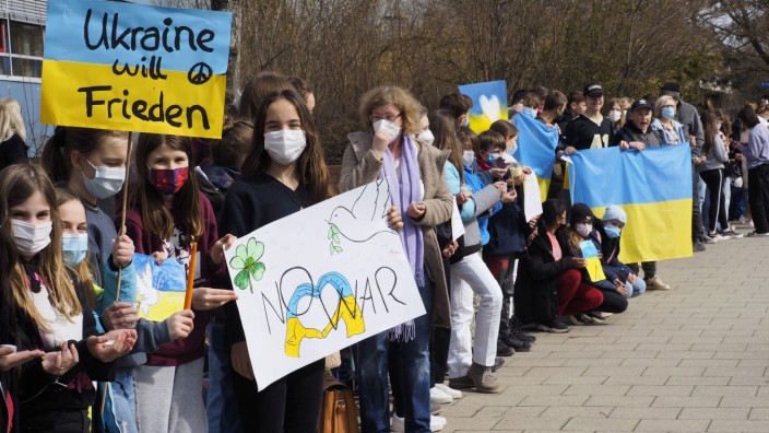 Solidarität mit der Ukraine: Sichtbares Zeichen gegen Krieg und Unterdrückung: In Vaterstetten versammeln sich Schülerinnen und Schüler zur Lichterkette.