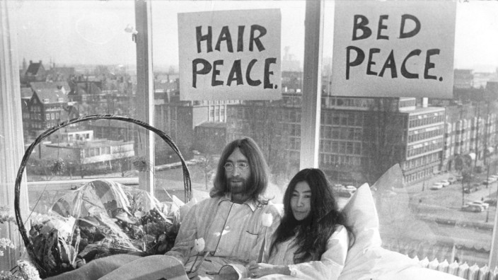 Friedenssongs 2022: Anfang März spielten 350 europäische Radiosender synchron dasselbe Stück: "Give Peace A Chance", John Lennons Vietnamkrieg-Protest, komponiert und aufgenommen in einem Hotelbett (nicht dem im Bild). 1969 war das.