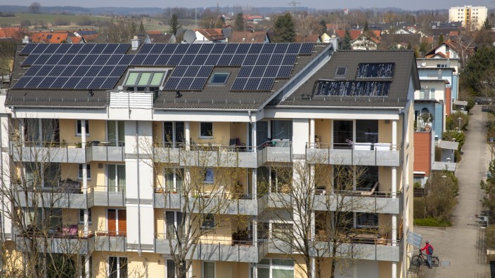 Klimakolumne: In Deutschland ein eher seltener Anblick: Mehrfamilienhäuser mit Solarzellen. Das liegt auch an bürokratischen Hürden.