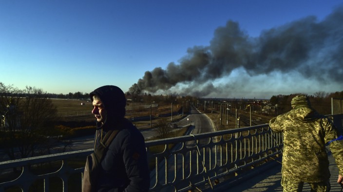 Ukraine-Krieg: Vier von sechs russischen Marschflugkörpern trafen: Am Freitagmorgen steigt Rauch auf vom bombardierten Flughafen und Reparaturwerk im westukrainischen Lwiw.