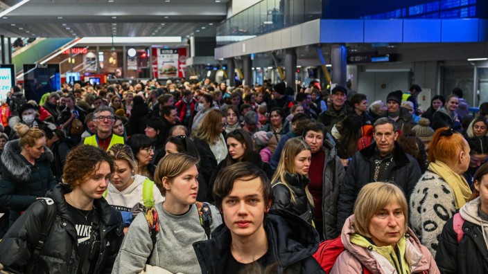 Arbeit für Geflüchtete: Ukrainische Flüchtlinge am Bahnhof in Krakau. Sie alle wollen mit einem Sonderzug nach Berlin weiterreisen.