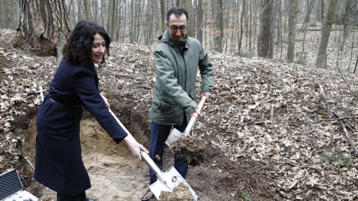 Bundesregierung: Gemeinsam mit der Berliner Umweltsenatorin Bettina Jarasch eröffnet Landwirtschaftsminister Cem Özdemir die dritte Bodenzustandserhebung in Grunewald.