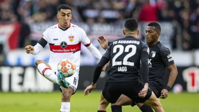 Bundesliga: Rückstand aufgeholt: Der VfB Stuttgart mit Tiago Tomas (links) geriet gegen den FC Augsburg zwar ins Hintertreffen, war dann aber umso präsenter.