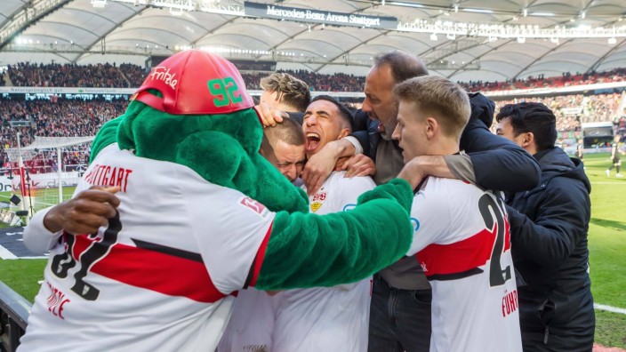 Stuttgart schlägt Augsburg: Auch Fritzle ist begeistert: Das Maskottchen des VfB und auch Trainer Matarazzo feiern den Siegtreffer.