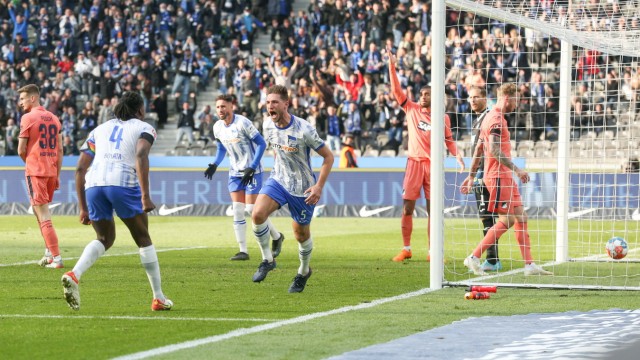 Hertha BSC win 3-0: Niklas Stark scores 1-0 after a free kick.