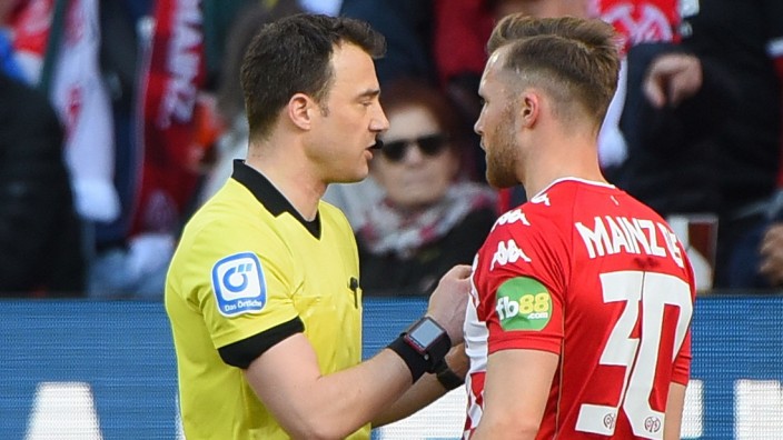 Mainz gegen Bielefeld: Felix Zwayer erklärt Silvan Widmer den Sachverhalt.