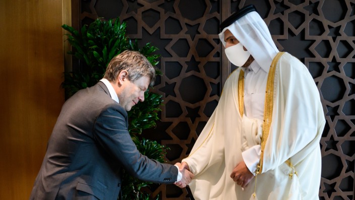 Außenpolitk: Manchmal muss man sich tief verbeugen, um die Energieversorgung sicherzustellen: Wirtschaftsminister Robert Habeck zu Besuch beim katarischen Handelsminister Scheich Mohammed bin Hamad bin Kasim al-Abdullah Al Thani.