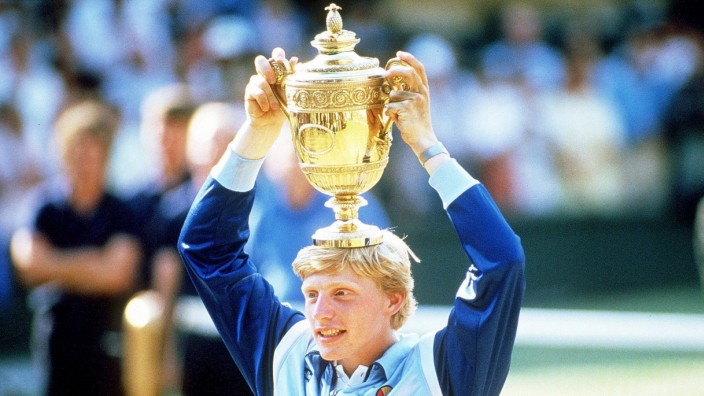 Insolvenzverfahren gegen Boris Becker: Topf auf dem Kopf: Boris Becker, damals 17, nach seinem ersten Wimbledonsieg. Der Pokal beziehungsweise dessen Nachbildung gilt als verschollen.