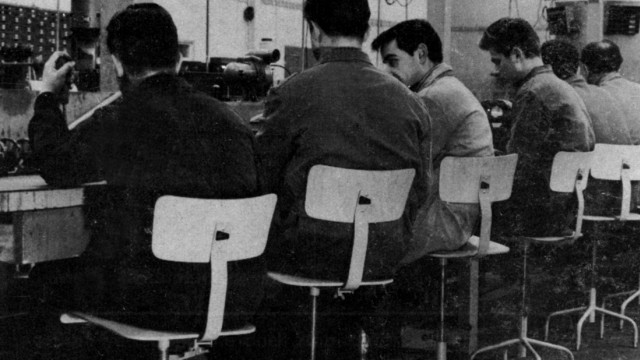 Büromöbel: So fing es an: Das Modell Bi-Regulette, eine schlichte Sitzgelegenheit aus Stahl, Holz und Aluminium. 110 000 Stück wurden zwischen 1962 und 1969 verkauft.