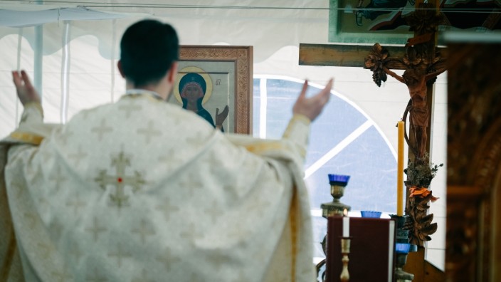Russisch-orthodoxe Gemeinde: Beten für den Frieden: 40 Gemeindemitglieder aus der Ukraine, Russland, Ungarn und Weißrussland feiern mit ihrem Priester Gottesdienst.