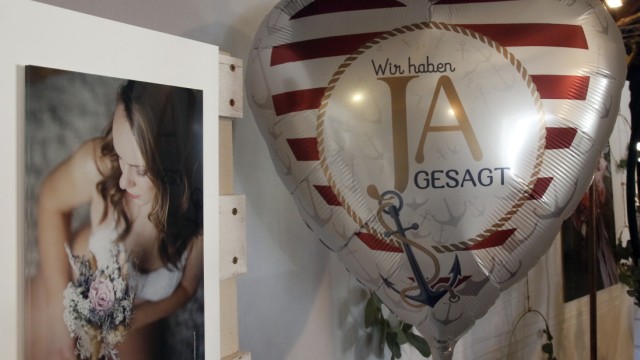 Hochzeitsmesse im Kloster Andechs: Auch Dekoration wie herzförmige Luftballons gehören zum Angebot.