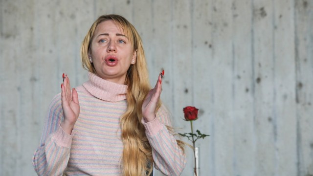 Interreligiöser Gottesdienst: Die Sängerin Natalia Ruda ist erst vor einigen Tagen aus der Ukraine nach München geflüchtet.