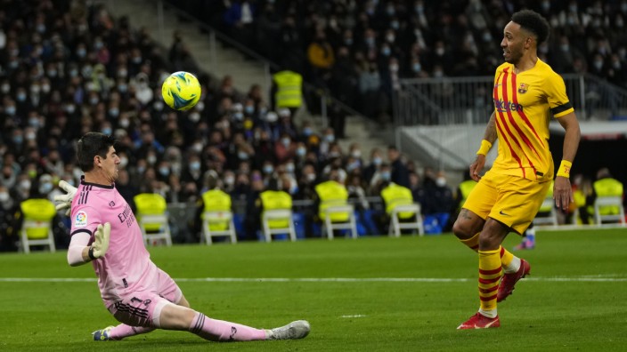 Primera División: Pierre-Emerick Aubameyang erzielte zwei Tore beim 4:0 seines FC Barcelonas gegen Real Madrid.