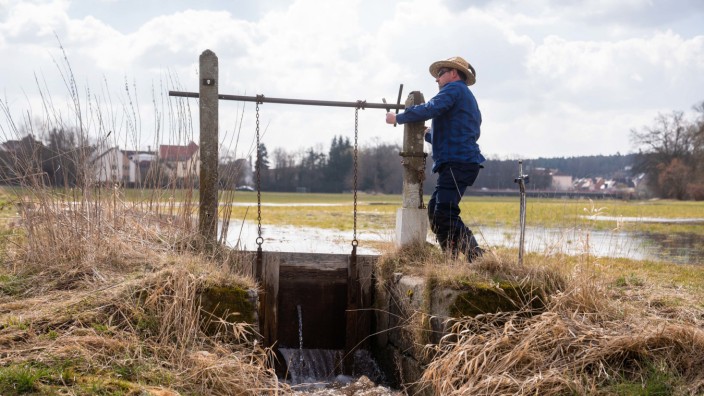 Unesco-Bewerbung: Der Wässerer Jürgen Zwingel öffnet eine Schleuse eines Wässergrabens im Ortsteil Reichelsdorf. Die traditionelle Wiesenbewässerung in Franken zwischen Forchheim und Schwabach gehört seit einem Jahr zum immateriellen Kulturerbe in Deutschland. Nun soll sie in die weltweite Unesco-Liste aufgenommen werden.