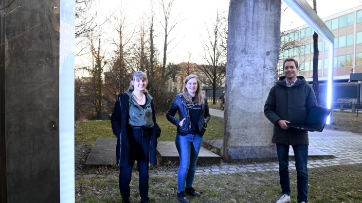 Denkmäler: Die Studentinnen Nora Giersiepen (links) und Luise Möller haben für das Seminar von Moritz Pöllath ein digitales Erinnerungsprojekt zum Stück der Berliner Mauer im Englischen Garten entwickelt.