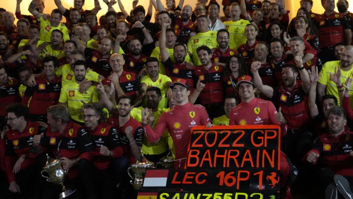 Auftakt der Formel 1 in Bahrain: "Es ist keine Fata Morgana in der Wüste. Es ist alles wahr": Die Mannschaft von Ferrari feiert den Doppelsieg von Sakhir.