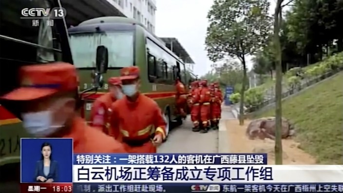 Südchina: Aufnahmen des chinesischen Fernsehsenders CCTV zeigen Rettungskräfte auf dem Weg zur Absturzstelle.