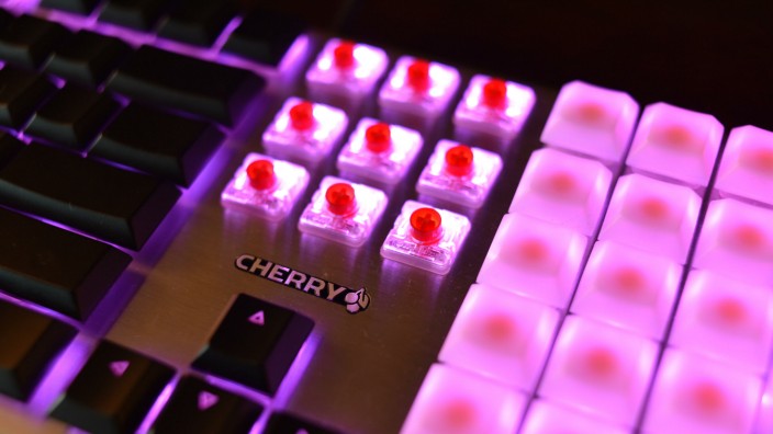 Tastatur-Hersteller Cherry: Cherry garantiert 100 Millionen Schaltvorgänge bei den meisten seiner Tastatur-Schalter - da kann man lange tippen.