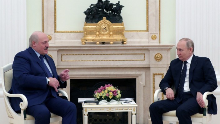 Krieg in der Ukraine: Der belarussische Präsident Alexander Lukaschenko und Wladimir Putin bei einem Treffen im Kreml Mitte März.