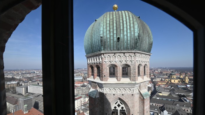 Nach zehn Jahren Bauzeit: Der Nordturm der Frauenkirche aus neuer Perspektive. Bevor mit der Sanierung des Südturms begonnen wurde, war von 2009 an der Nordturm an der Reihe.