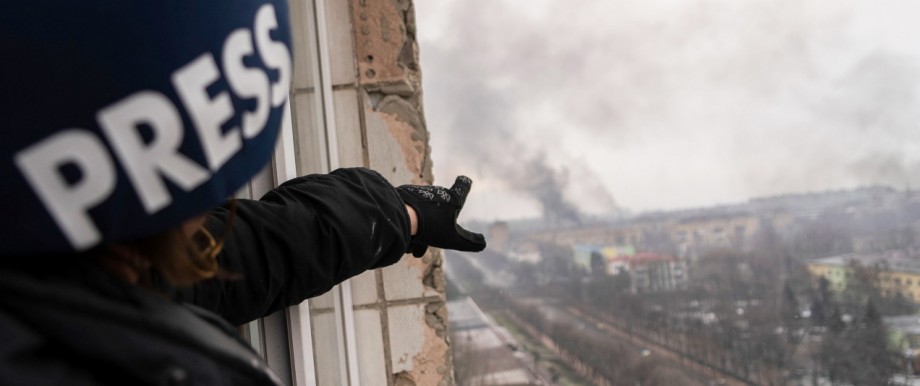 Ukraine und Social Media: Ein Pressefotograf zeigt auf die Explosionswolke des russischen Angriffs auf das Geburtskrankenhaus in Mariupol.