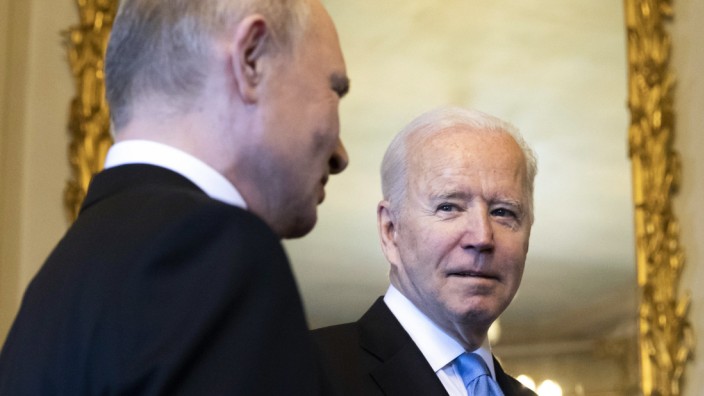 Ukrainekrieg: Er kenne Wladimir Putin "ziemlich gut", sagte US-Präsident Joe Biden am Donnerstag. Er habe "ziemlich viel Zeit mit ihm verbracht" - etwa bei einem Treffen im Sommer 2021 in Genf, wo dieses Bild entstand.
