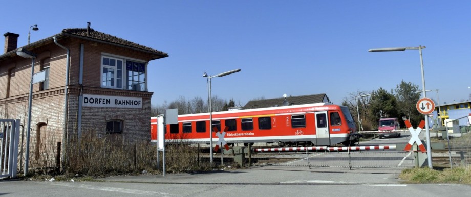 Ausbaustrecke München - Mühldorf - Freilassing: Der Bahnausbau verzögert sich um Jahre, doch der Bahnübergang zum Tonwerk auf dem alten Meindl-Gelände wird in Kürze schon mal geschlossen.