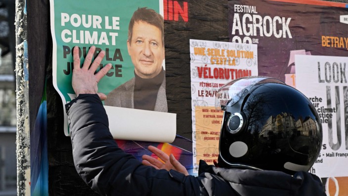 Präsidentschaftswahl in Frankreich: Ein Anhänger der Europe Écologie Les Verts (EELV) hängt in Rennes ein Wahlplakat des Präsidentschaftskandidaten Yannick Jadot auf.