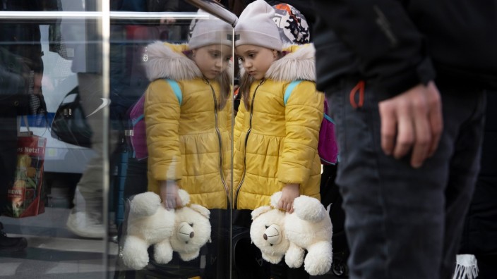 Flüchtlinge aus der Ukraine: Ein Mädchen am Hauptbahnhof in Berlin