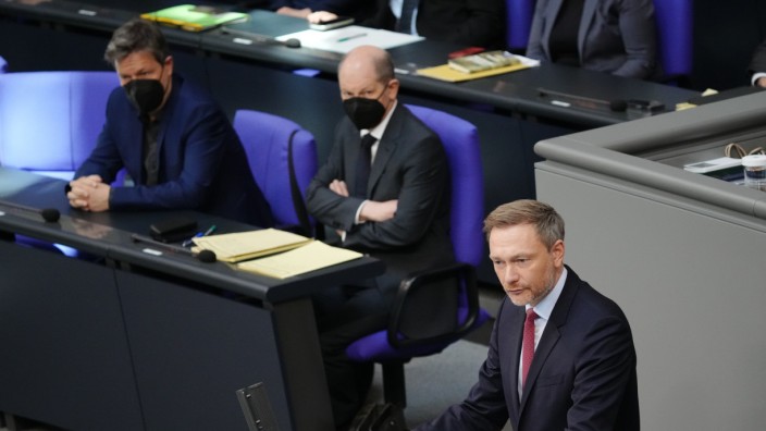 Bundesregierung: Finanzminister Christian Lindner (FDP) hat den ersten Haushalt der neuen Bundesregierung in den Bundestag eingebracht.