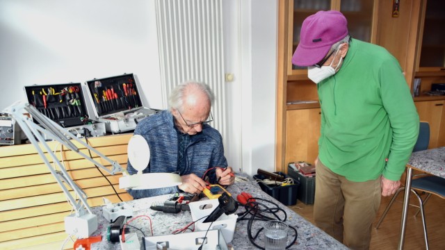 Repair-Cafe Grafrath: Der 74-Jährige Jens-Peer Stengl (links) hat in der Halbleiterentwicklung gearbeitet, beim Repair-Café kümmert er sich um einen elektrischen Tacker.